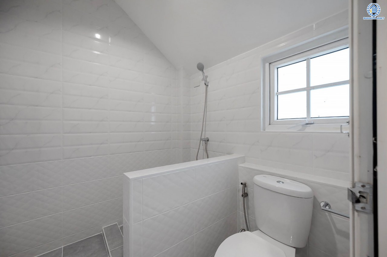 บ้านมือสองตกแต่งใหม่ โครงการ นราวดี  วงแหวน-พระราม5 เนื้อที่กว้าง 58.5 ตร.ว. พื้นที่ใช้สอย 157.3 ตร.ม. ฟังก์ชัน 4  ห้องนอน (ห้องนอนชั้นล่าง 1 ห้อง) 4 ห้องน้ำ 2 ที่จอดรถ บนทำเลติดถนนนครอินทร์ เดินทางง่าย เชื่อมต่อถนนกาญจนาภิเษก, ถนนนครอินทร์, ถนนราชพฤกษ์, ถนนพระราม5 ใกล้จุดขึ้นทางด่วน "ศรีรัช"